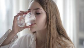 هل شرب الماء بكثرة ينزل الوزن ؟