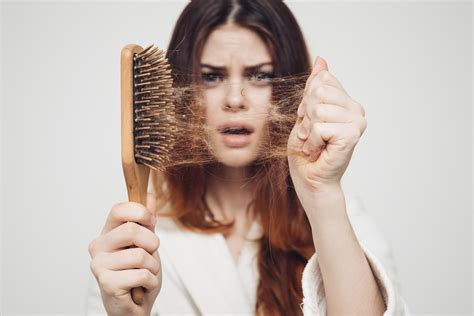 دليلك لكيفية منع تساقط الشعر